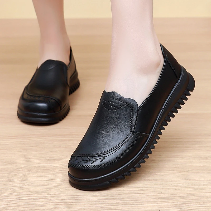 新款妈妈鞋软底真皮中老年平底防滑奶奶鞋休闲轻便百搭女乐福单鞋