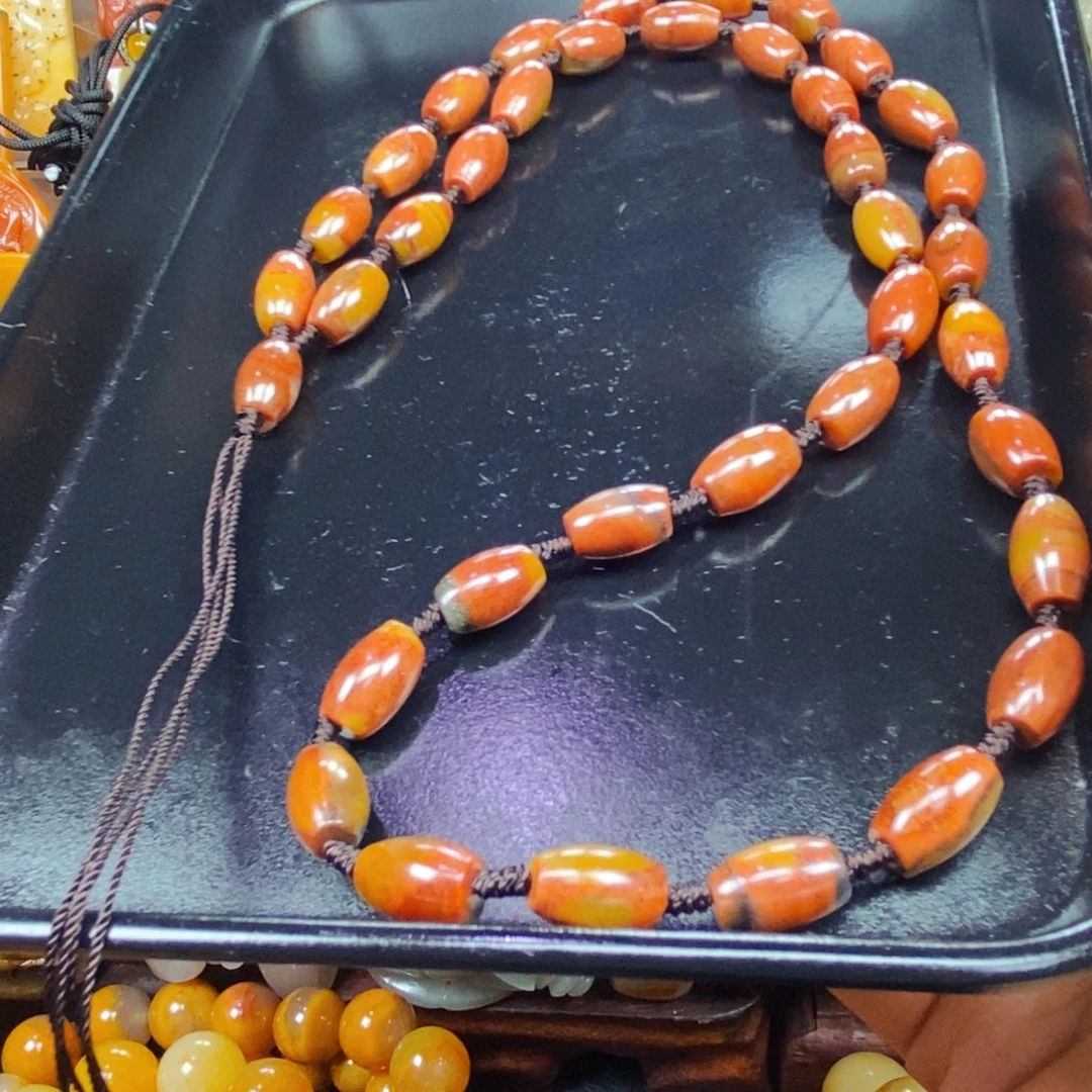 未镶嵌石英质玉（黄龙玉）颈饰