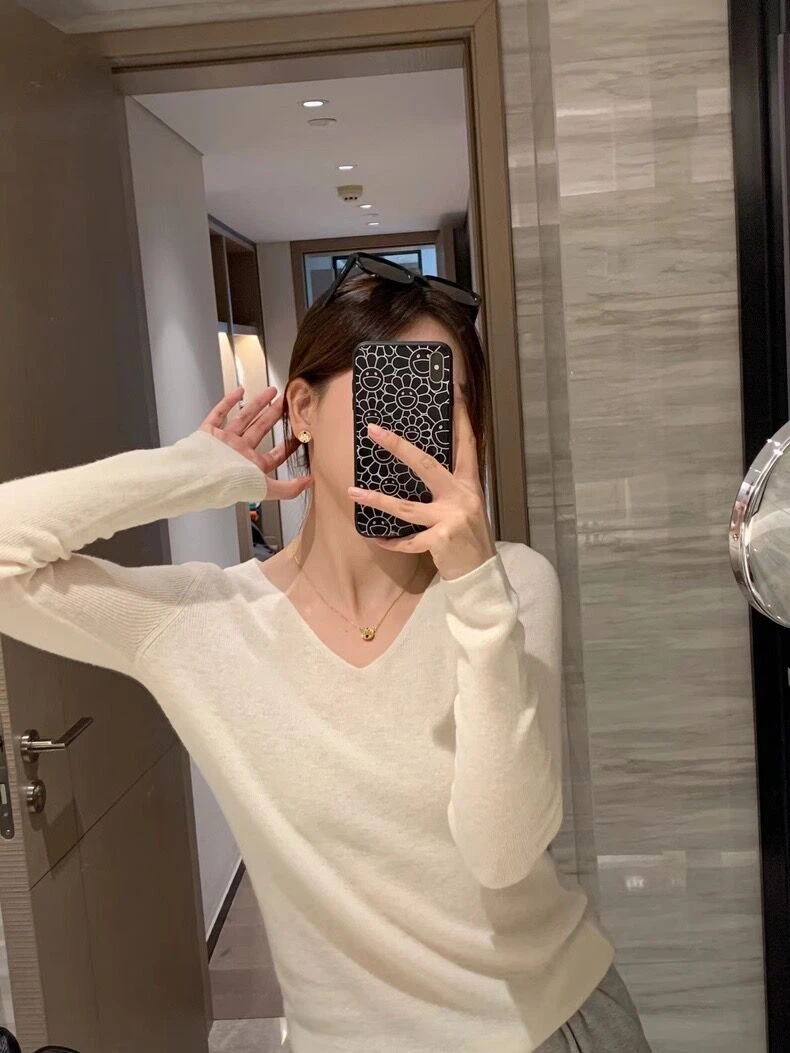 精纺细羊毛 v领修身显瘦针织打底衫