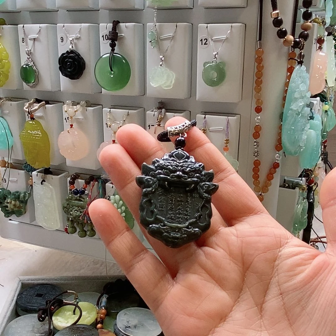 蛇纹石玉颈饰未镶嵌