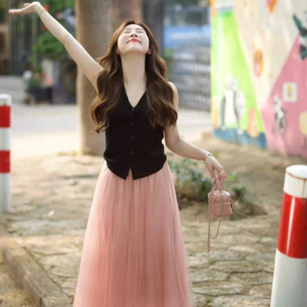 夏季设计感小众一整套女2025新款V领针织马甲开衫高腰粉色半身裙