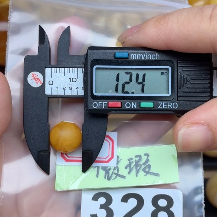 皮***耶未镶嵌琥珀裸石微瑕