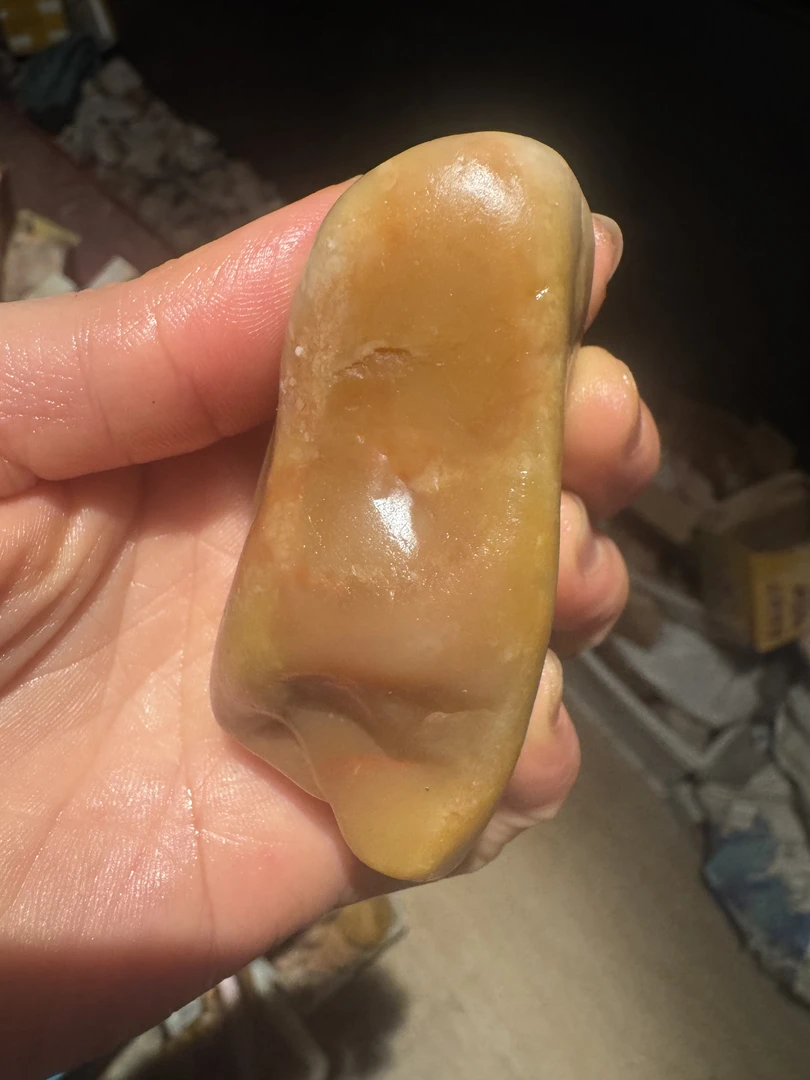 老挝南部田黄原石