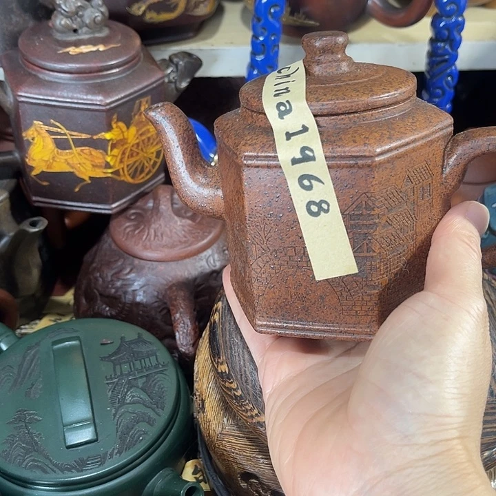 茶壶紫砂原矿泥料手工制作的一把紫砂壶。