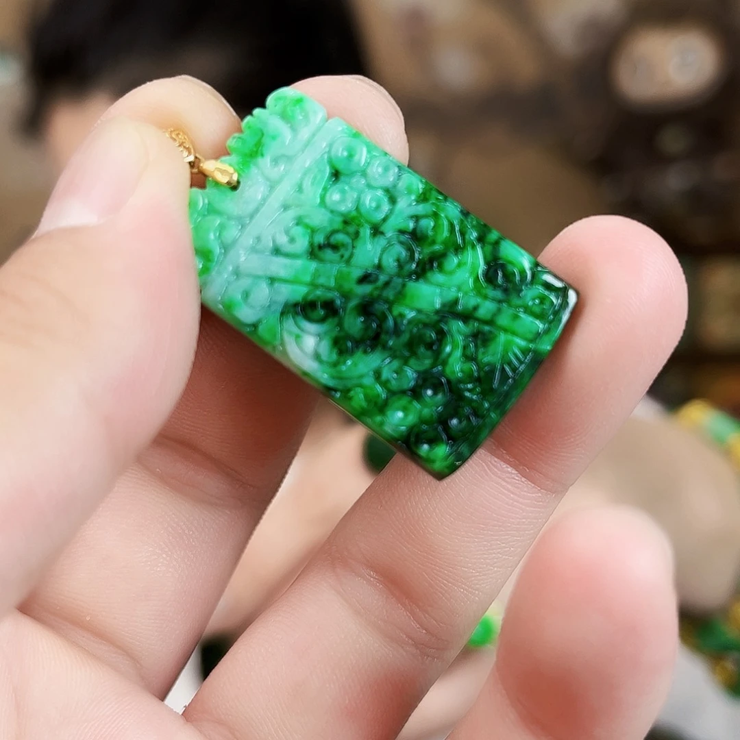 翡翠18K金镶嵌颈饰吊坠