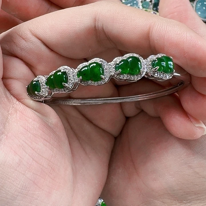 翡翠颈饰未镶嵌天然A货翡翠放漏