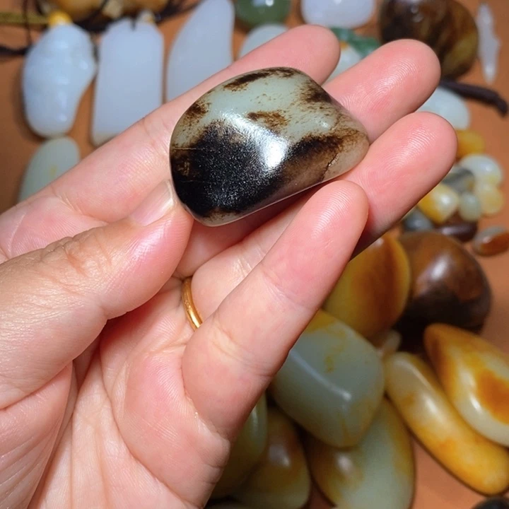 蒋***岩颈饰未镶嵌和田玉