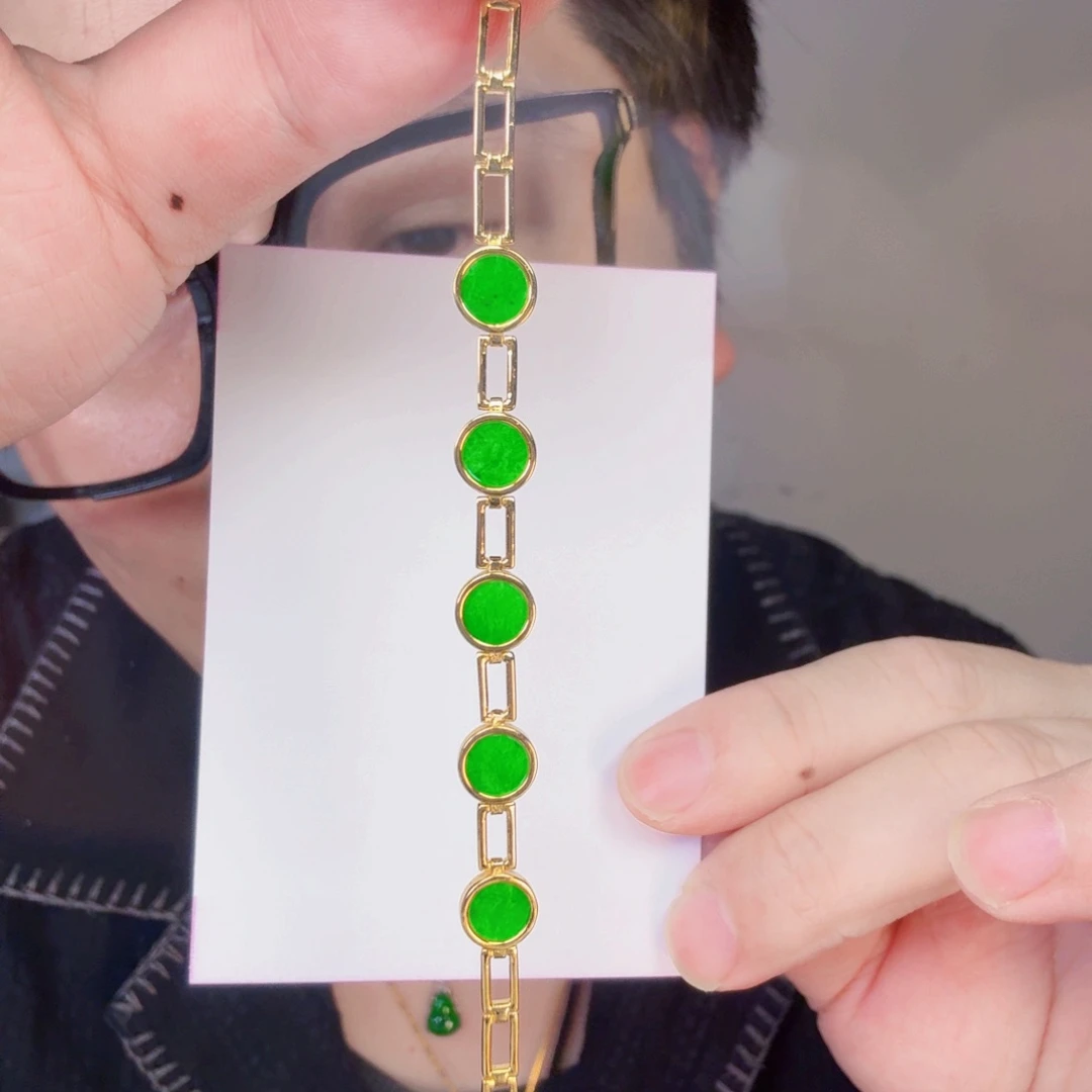 翡翠未镶嵌颈饰一件