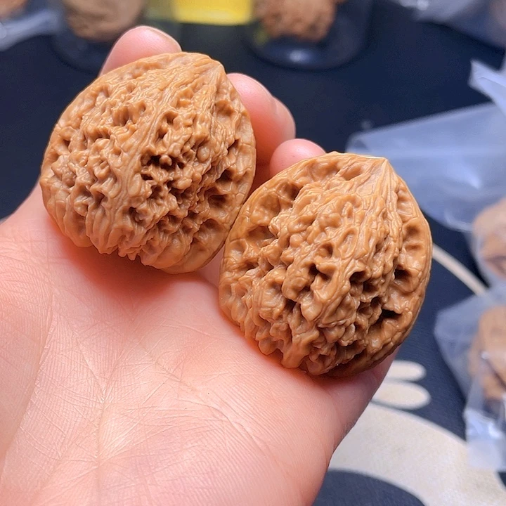 文玩核桃吊坠南疆石一对