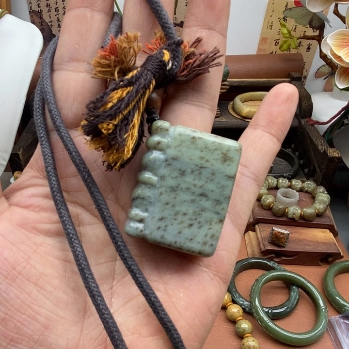 未镶嵌岫岩河磨玉（透闪石质玉）挂件