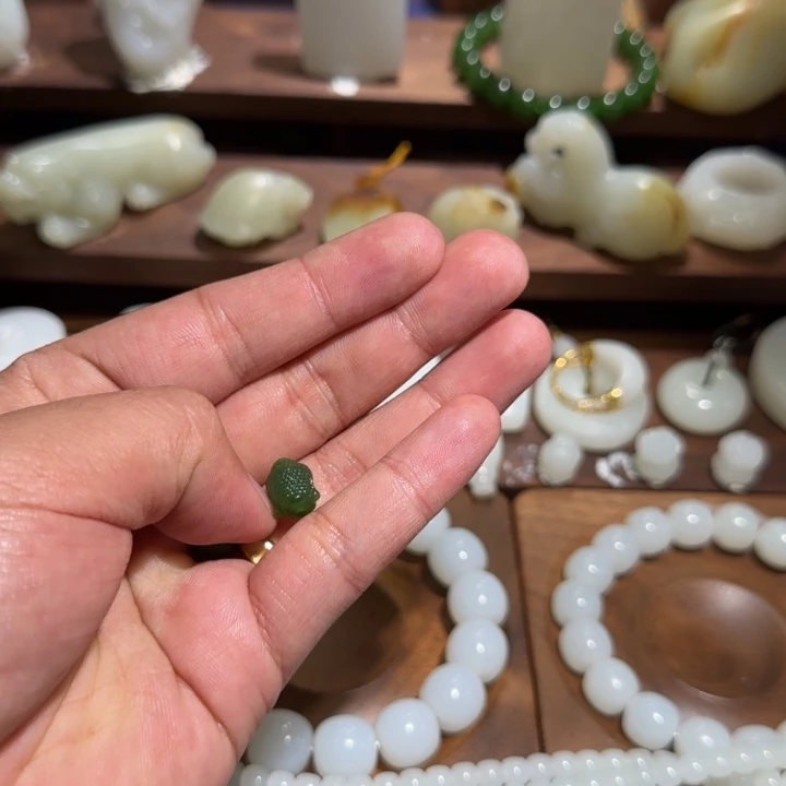 龘***佛和田玉未镶嵌颈饰