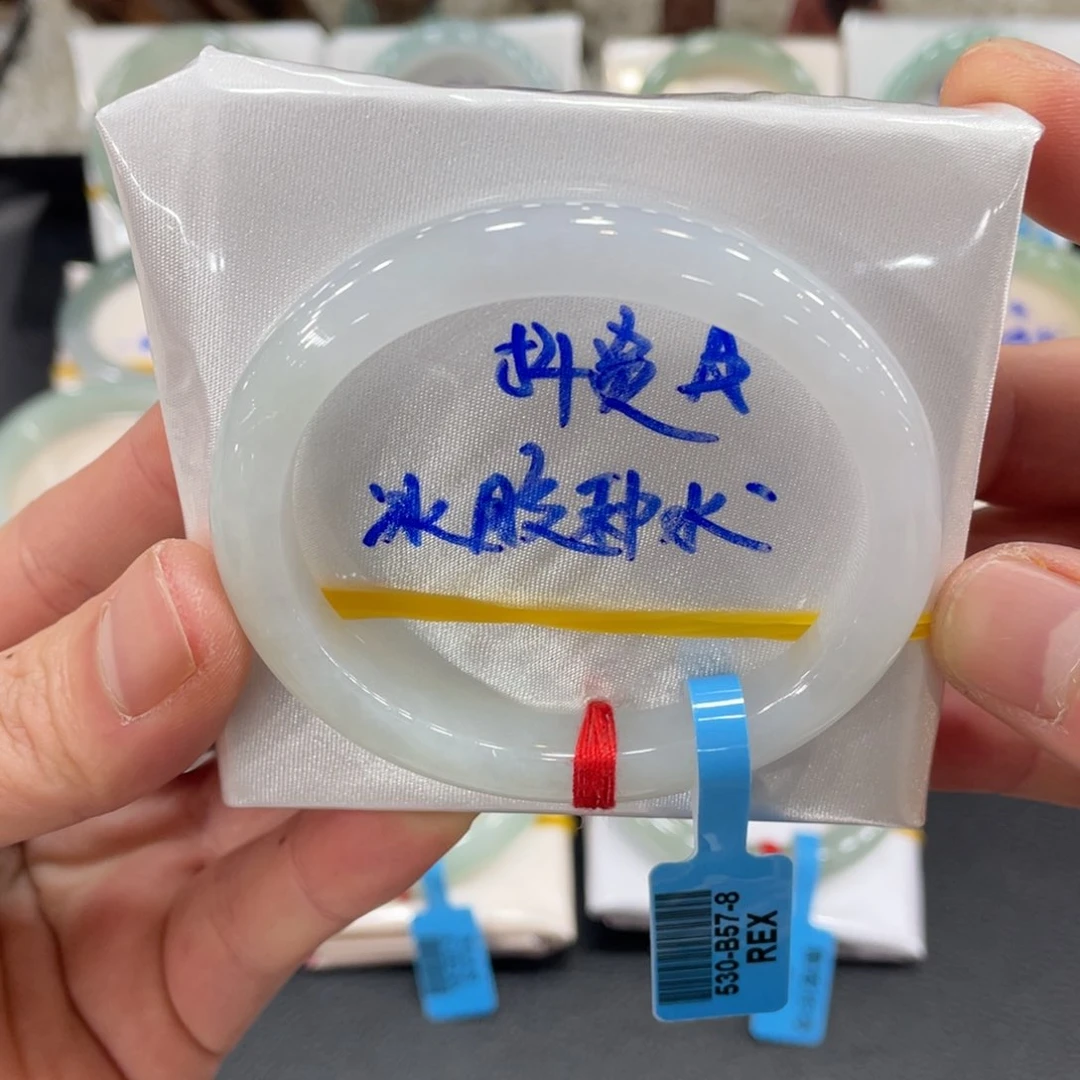 翡翠手镯未镶嵌翡翠