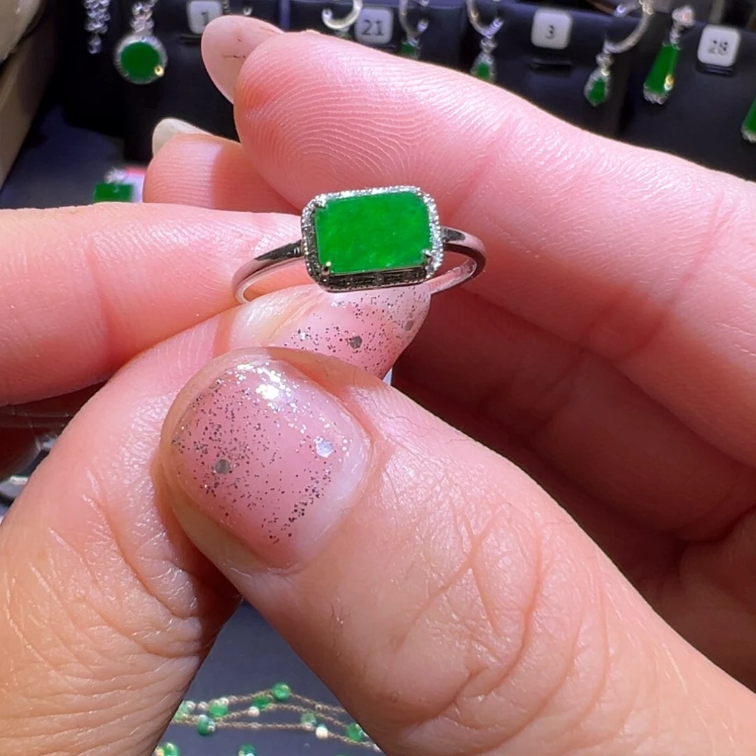 翡翠颈饰18K金镶嵌戒指