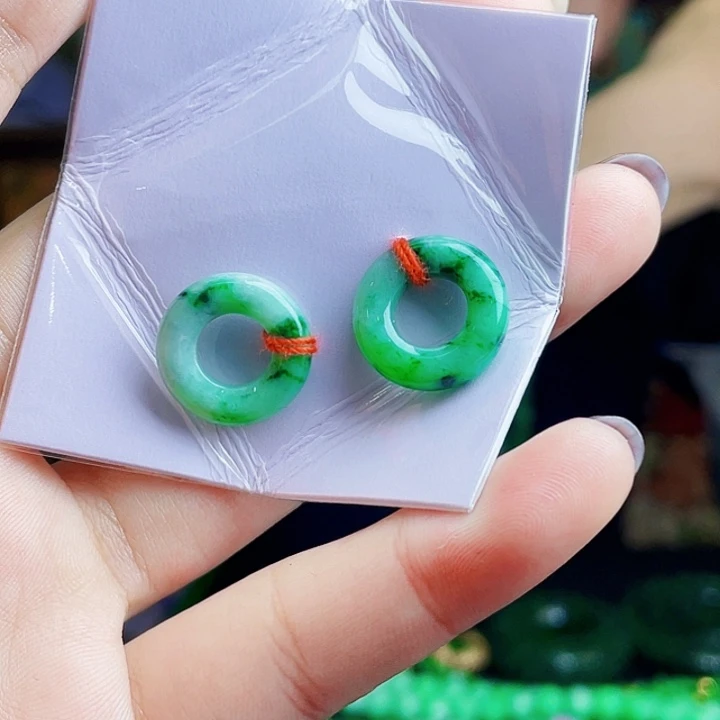 翡翠未镶嵌颈饰多样性