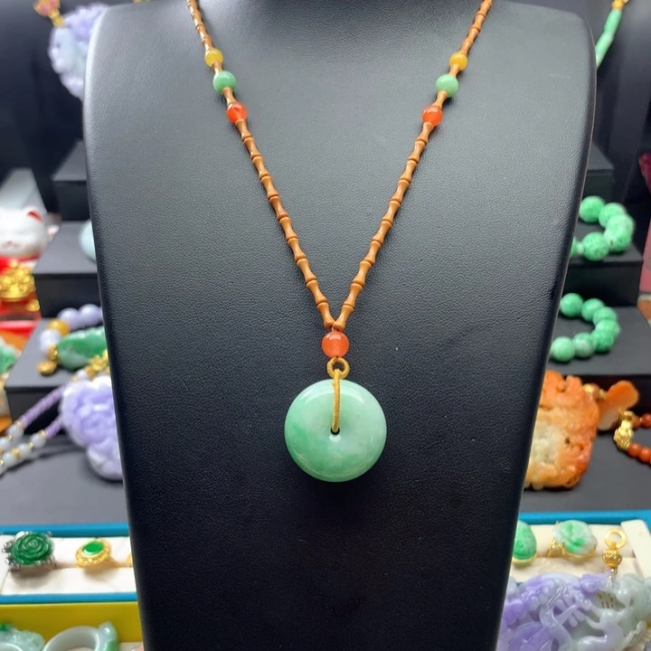 翡翠颈饰未镶嵌翡翠扣子