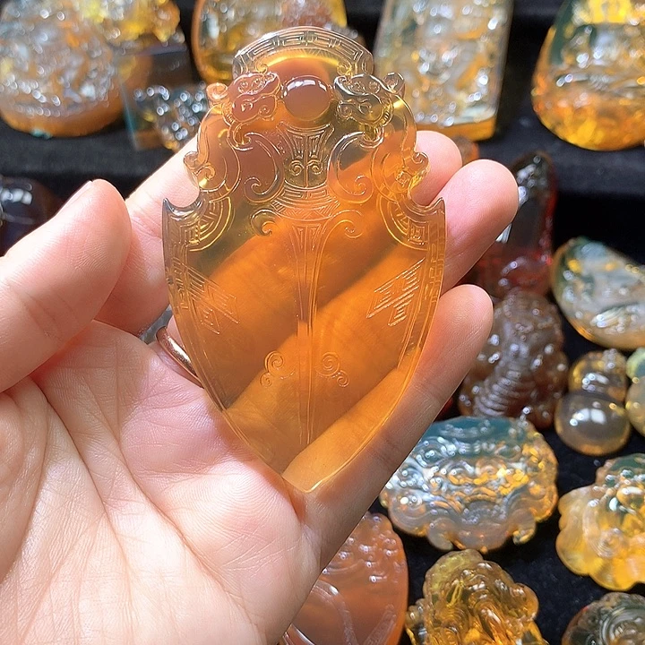 琥珀未镶嵌颈饰蓝珀大师工雕刻仿古盾牌吊坠