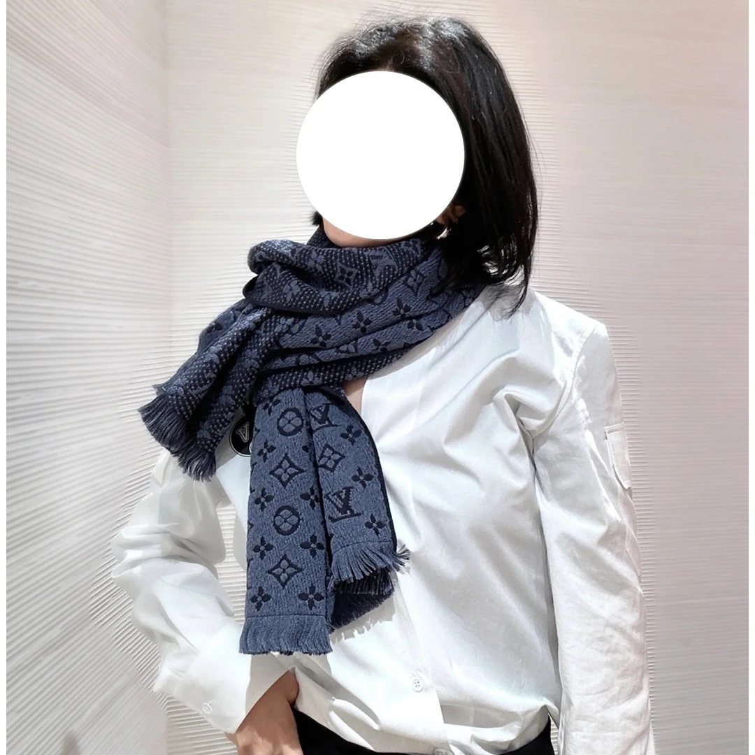 99新 LouisVuitton/路易威登  灰色满印围巾 99新