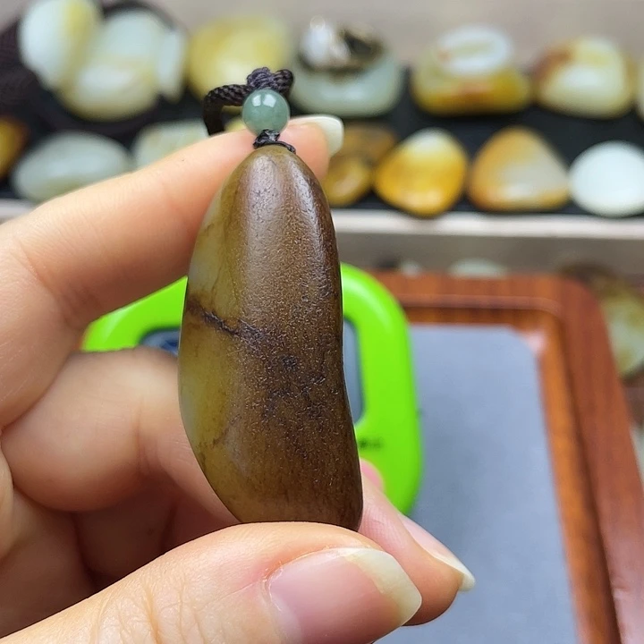乔***粉和田玉未镶嵌颈饰