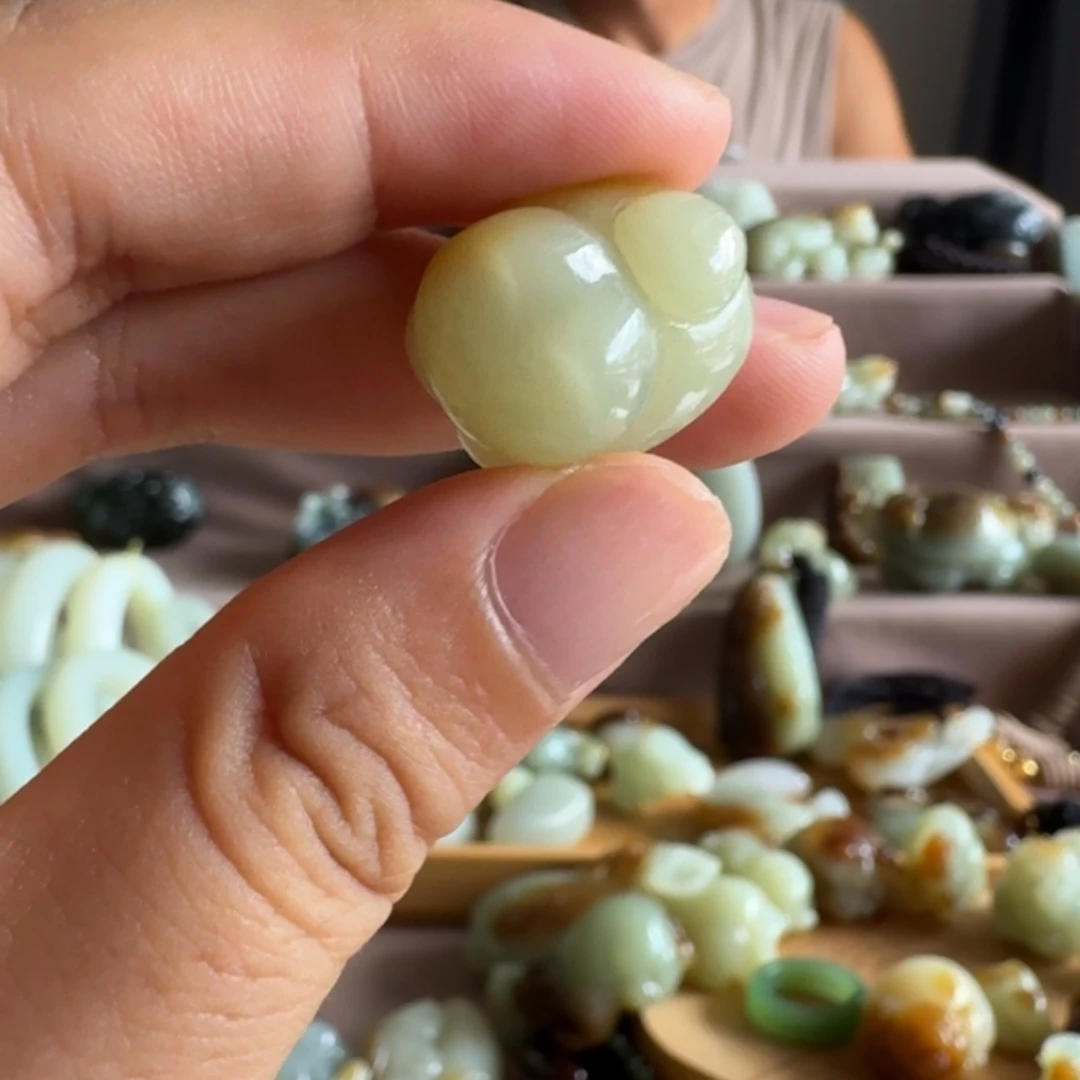 颈饰未镶嵌和田玉（糖玉）