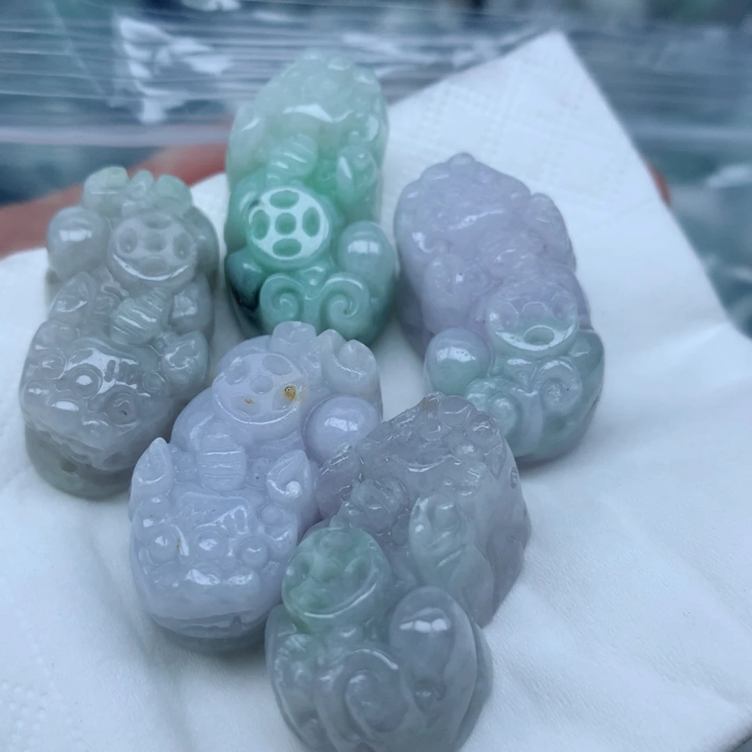 颈饰足铂镶嵌翡翠翡翠