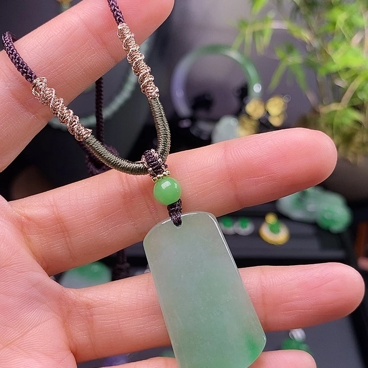 翡翠未镶嵌吊坠(赠链)