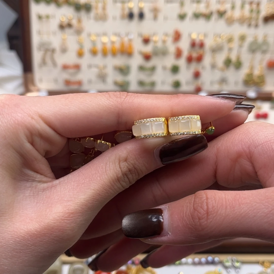 和田玉未镶嵌耳饰