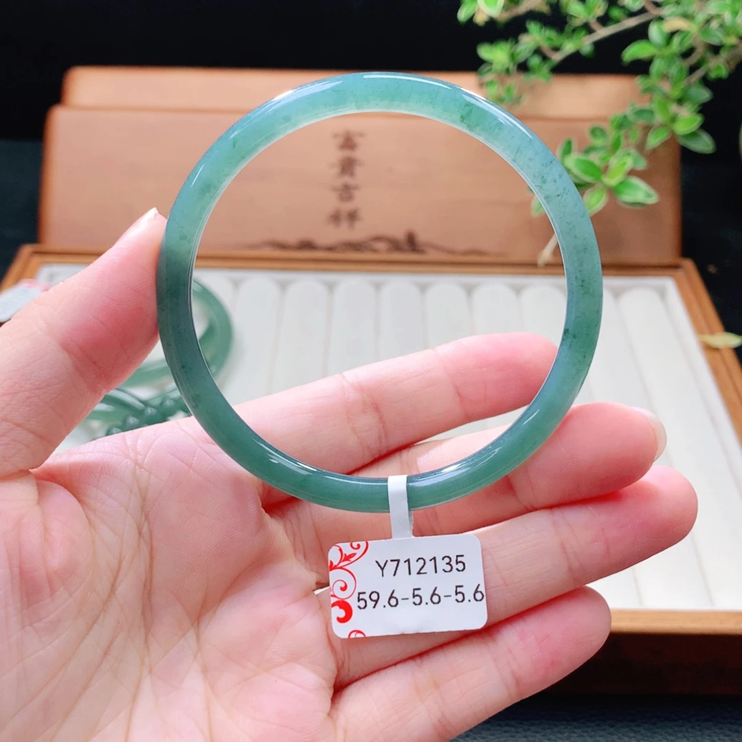未镶嵌手镯（圆镯）翡翠