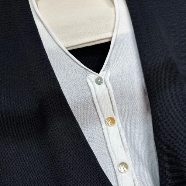 “双门襟”卷边假两件开衫