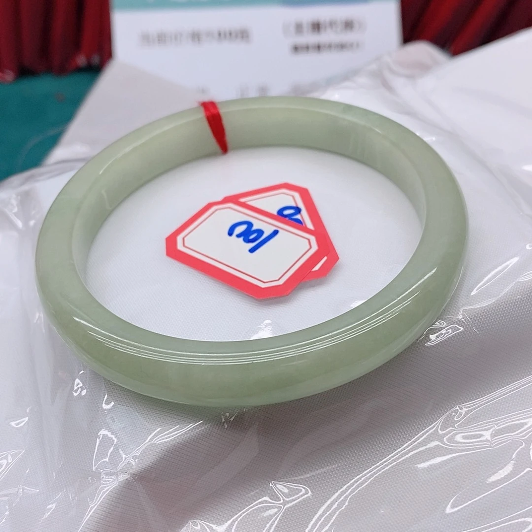 翡翠手镯未镶嵌红*花10010010010000