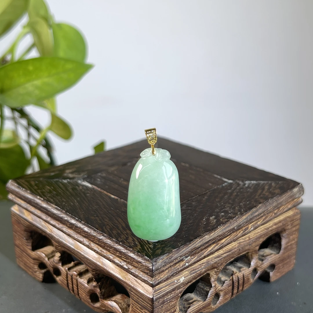 JGB13-39  天然缅甸A货翡翠  18K扣头福瓜