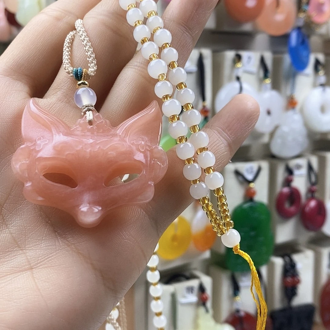 狸****颈饰未镶嵌石英质玉