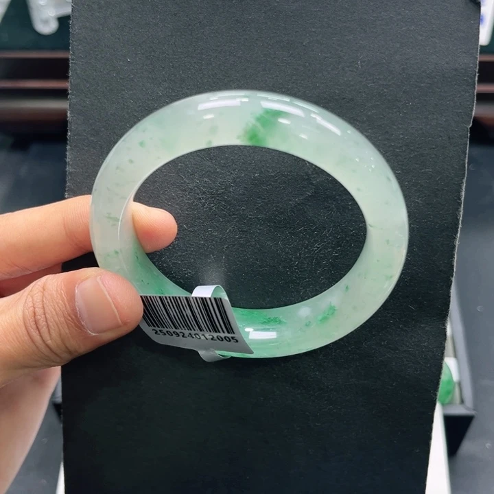 石英质玉（非洲翠）未镶嵌手镯