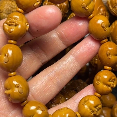 橄榄核雕十分开心