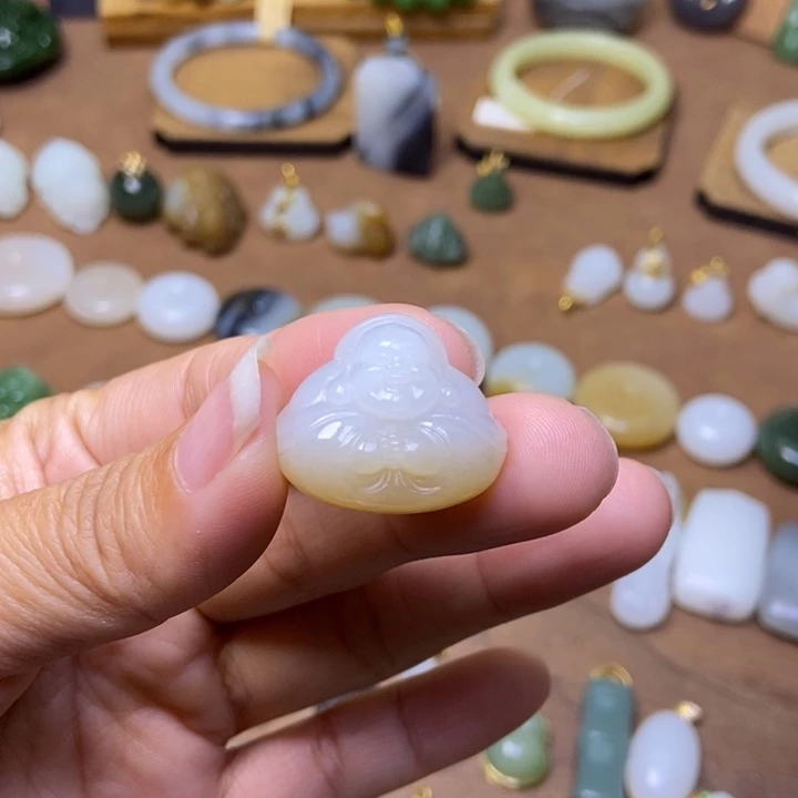 和田玉（糖玉）未镶嵌颈饰糖白抱抱佛