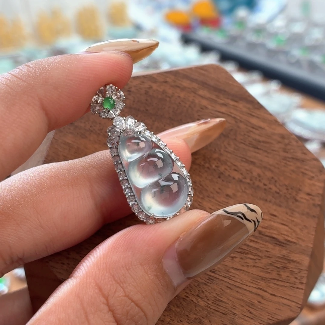 翡翠18K金镶嵌颈饰豆子