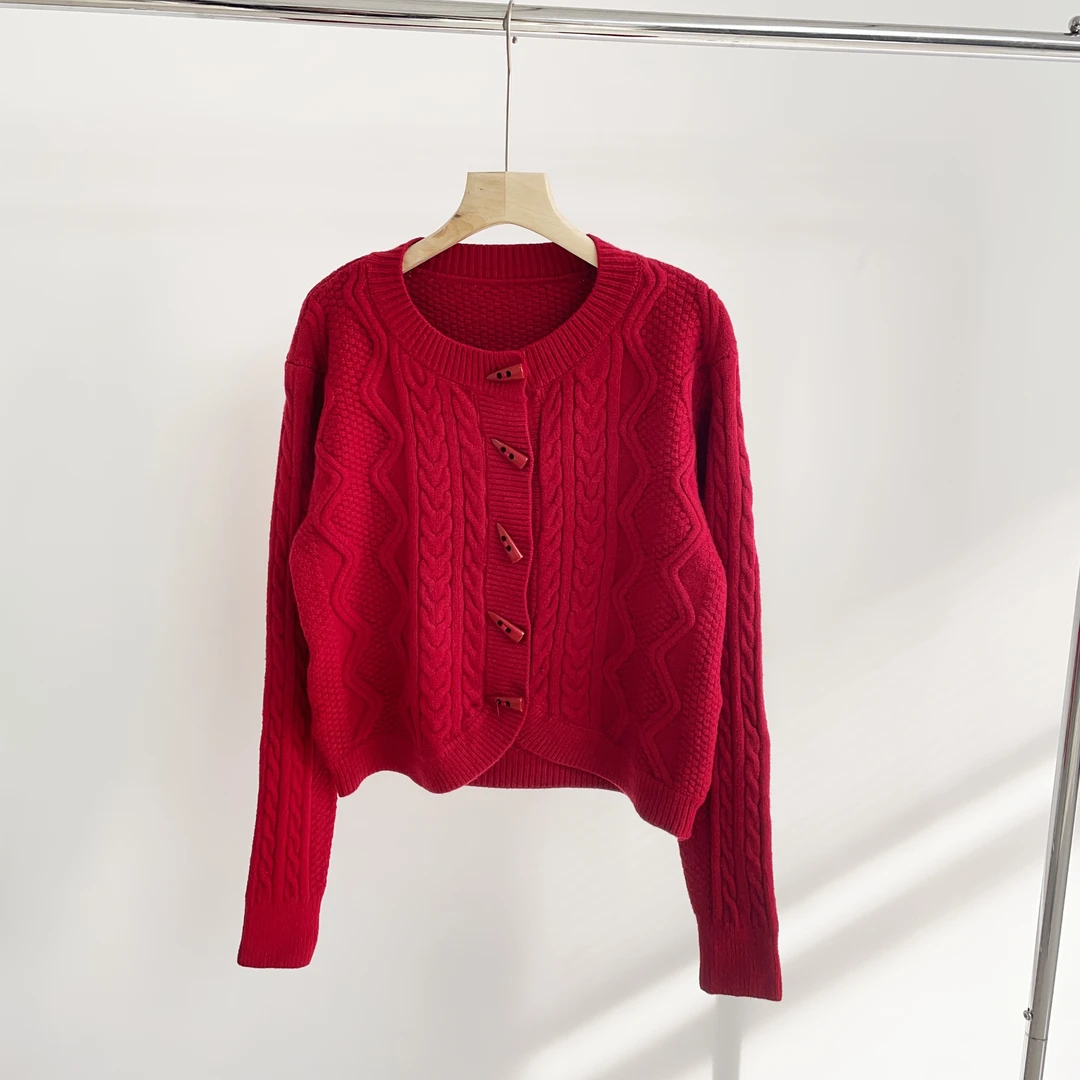 Q214 正红色牛角扣圆领弧度下摆休闲针织毛衣