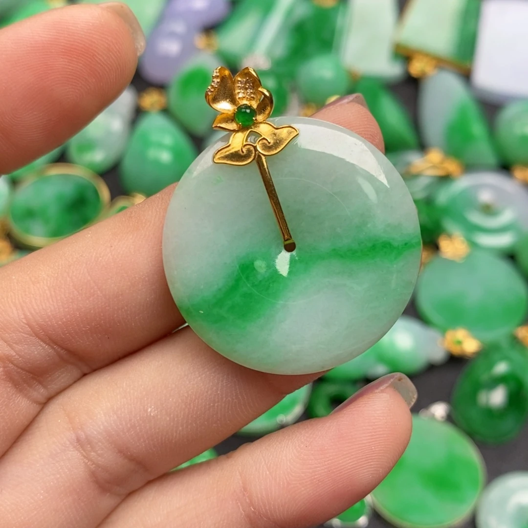 黄***如颈饰18K金镶嵌翡翠翡翠