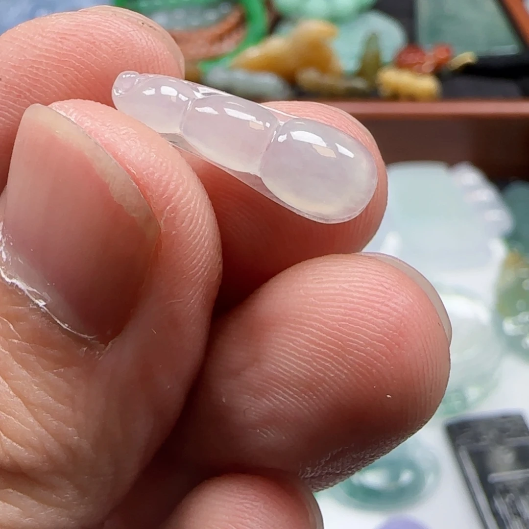 翡翠未镶嵌颈饰福豆