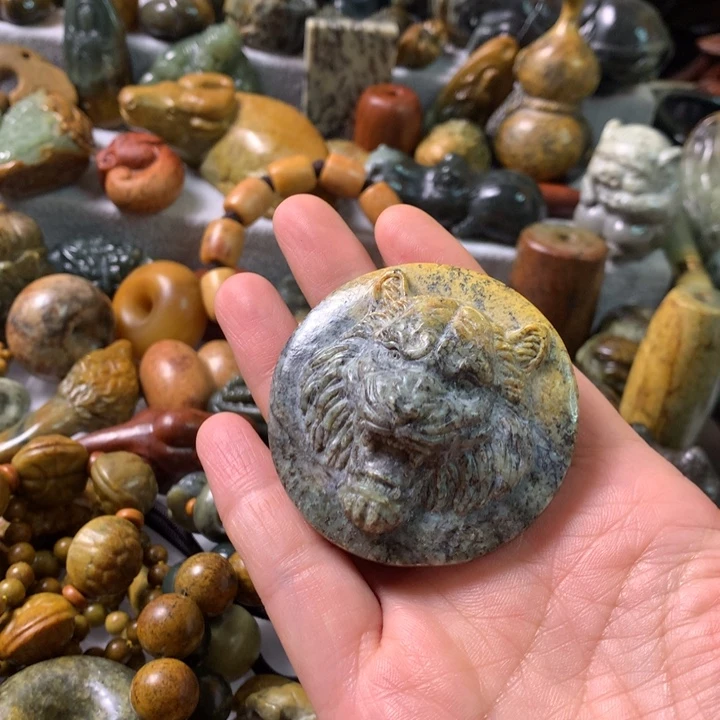 未镶嵌岫岩河磨玉（透闪石质玉）把件爱*狗
