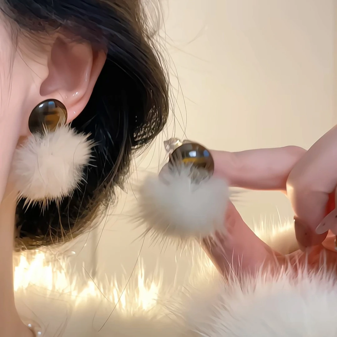 合金绒毛耳饰 秋冬温柔毛绒毛球耳坠美拉德耳钉气质圣诞节日新年