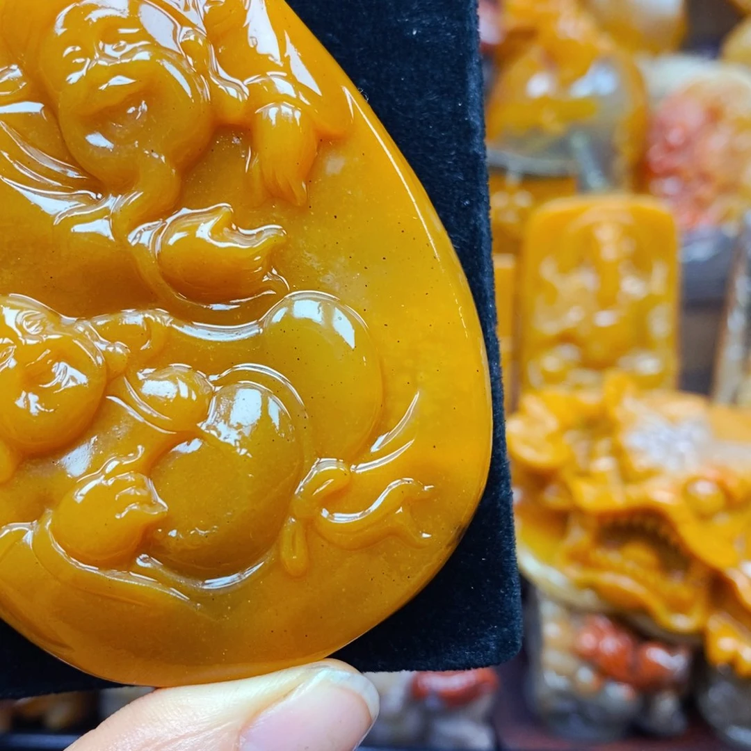未镶嵌石英质玉（黄龙玉）颈饰