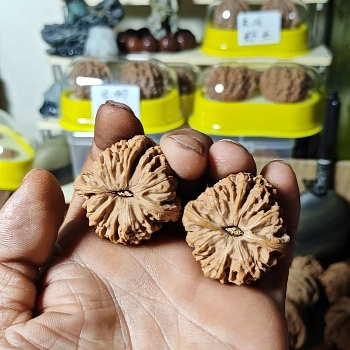 行***近40尺寸南疆石，有一个尖上有点黄