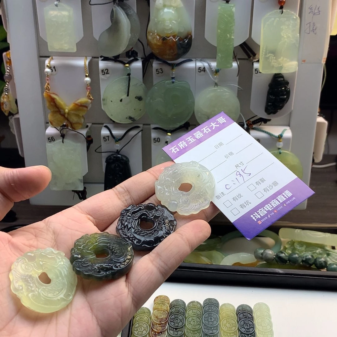 【闪购商品】蛇纹石玉颈饰未镶嵌茉*