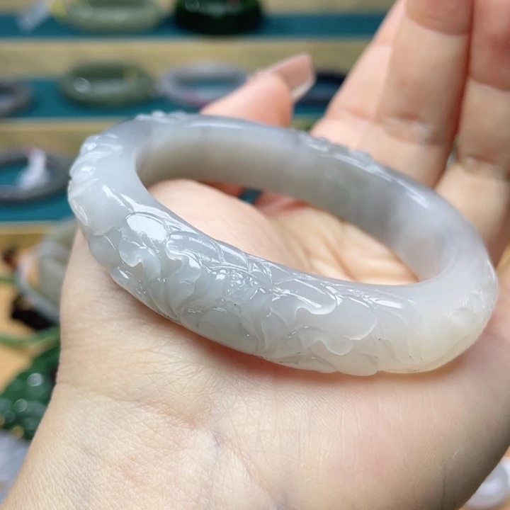 和田玉手镯56+圈口。编号66未镶嵌