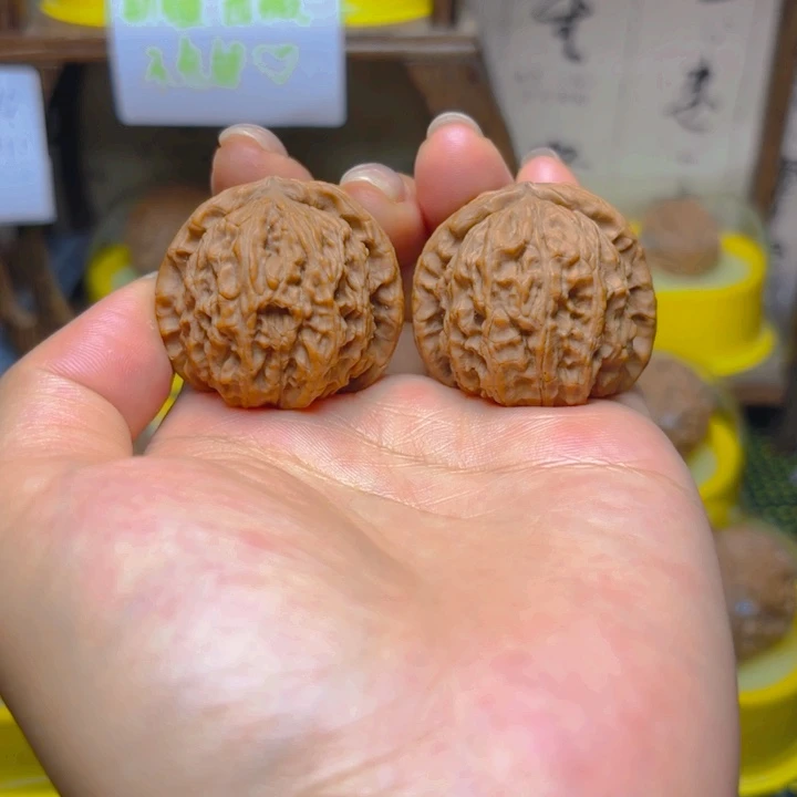 文玩核桃吊坠白狮子