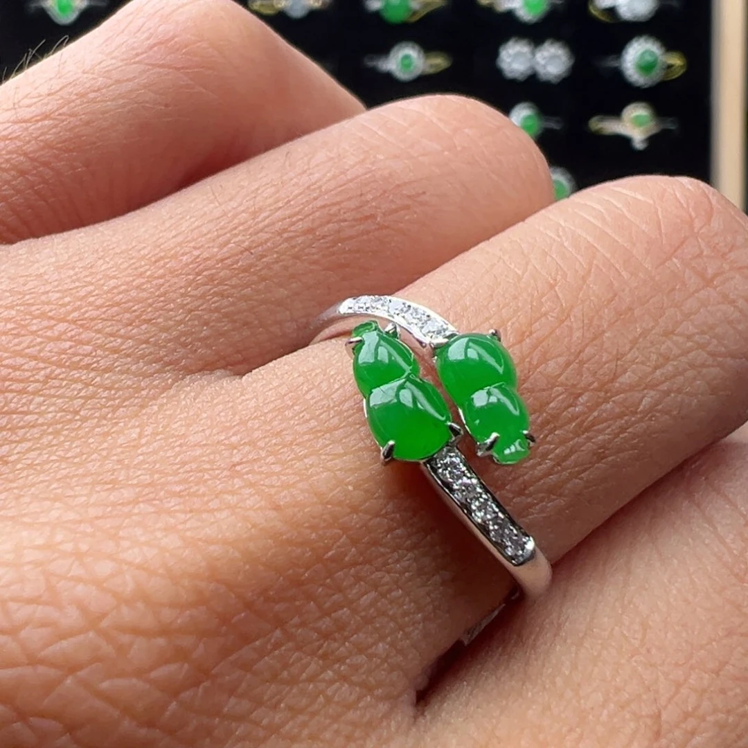 翡翠18K金镶嵌颈饰葫芦