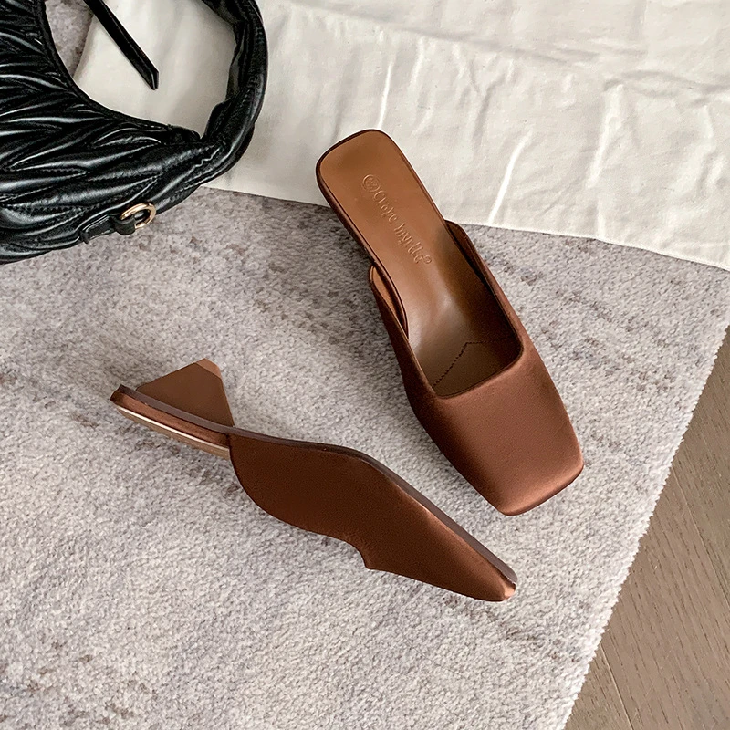 巴斯情调~~！法式方头浅口缎面三角跟穆勒凉拖女（跟高4厘米）