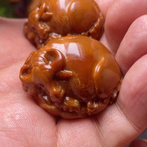 橄榄核把件荷叶牛手球一对3.4左右