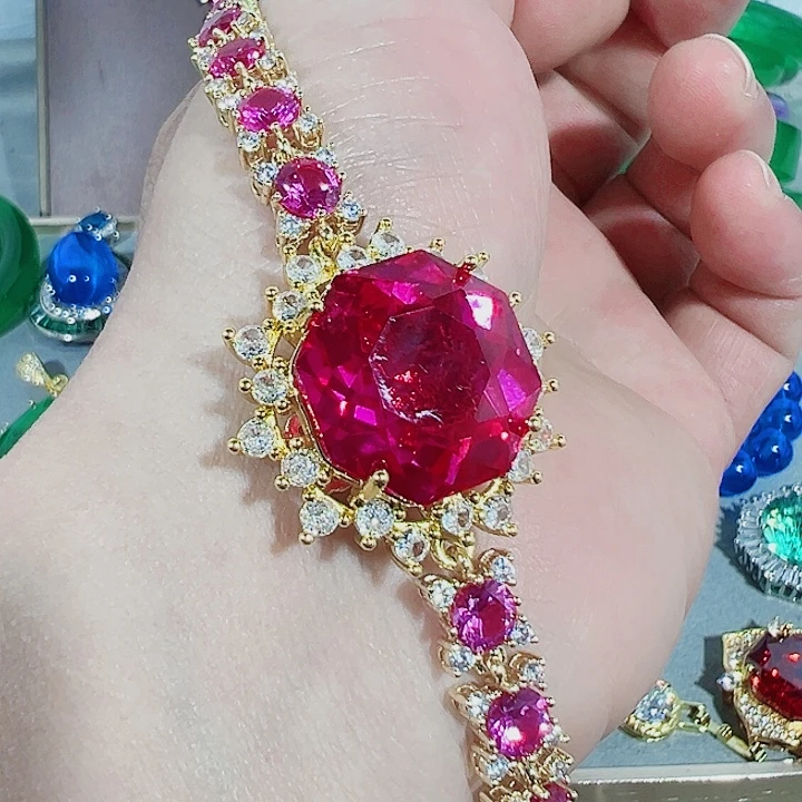 喜***羊钨金红色蓝色满钻镶嵌