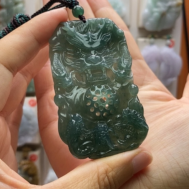 翡翠未镶嵌颈饰九龙牌
